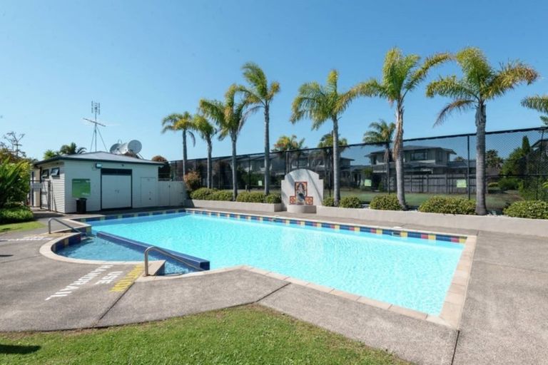 Photo of property in 2/2 Armoy Drive, East Tamaki, Auckland, 2016