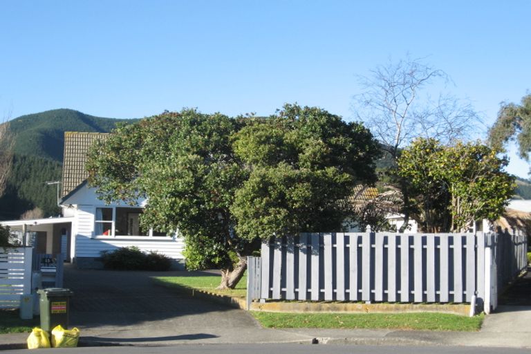 Photo of property in 15 Brazier Grove, Paraparaumu, 5032