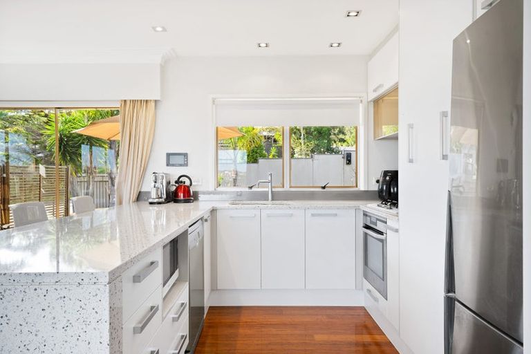 Photo of property in 52 Chelsea View Drive, Chatswood, Auckland, 0626