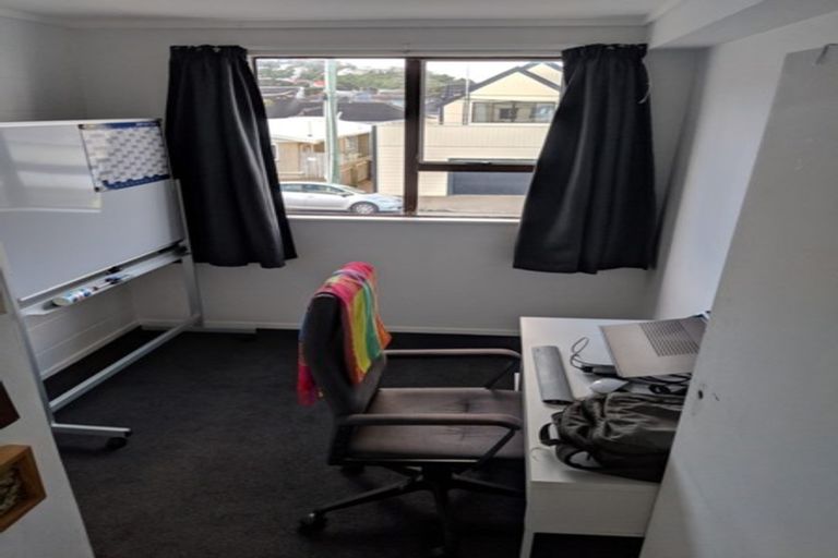 Photo of property in 4/102 Lyall Parade, Lyall Bay, Wellington, 6022