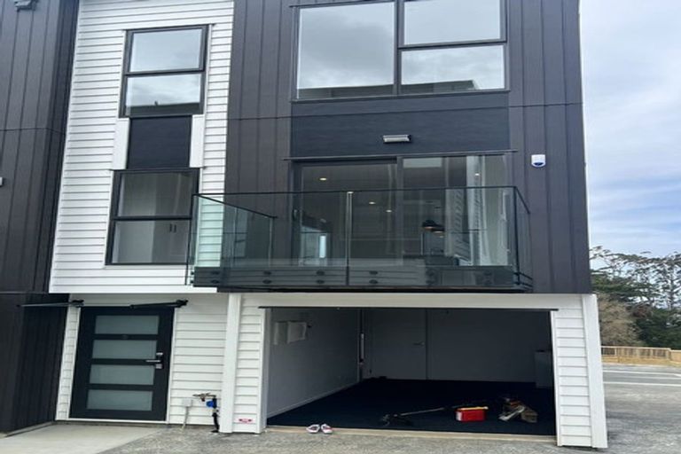 Photo of property in 5/105 Hobsonville Road, West Harbour, Auckland, 0618