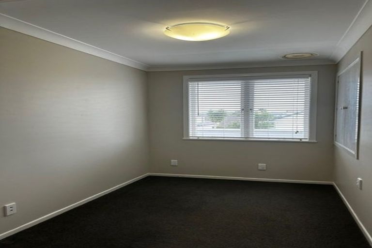 Photo of property in 100 Flanshaw Road, Te Atatu South, Auckland, 0610