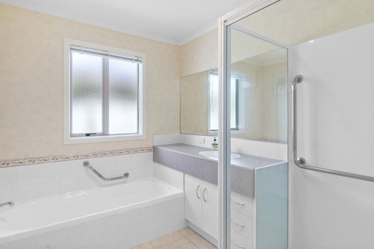 Photo of property in 36 Sovereign Isle Lane, Rototuna, Hamilton, 3210