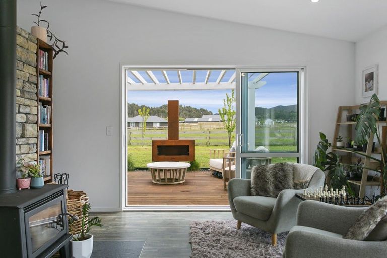 Photo of property in 6 Kahikatea Drive, Kinloch, Taupo, 3377