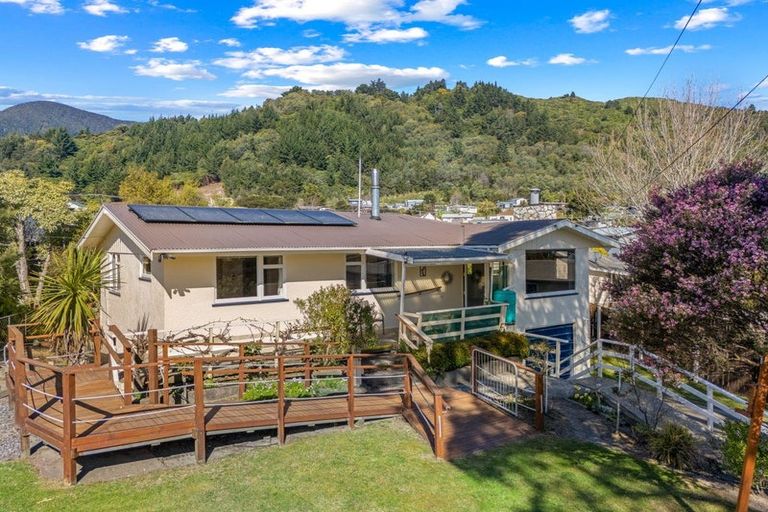 Photo of property in 83 Hampden Street, Picton, 7220