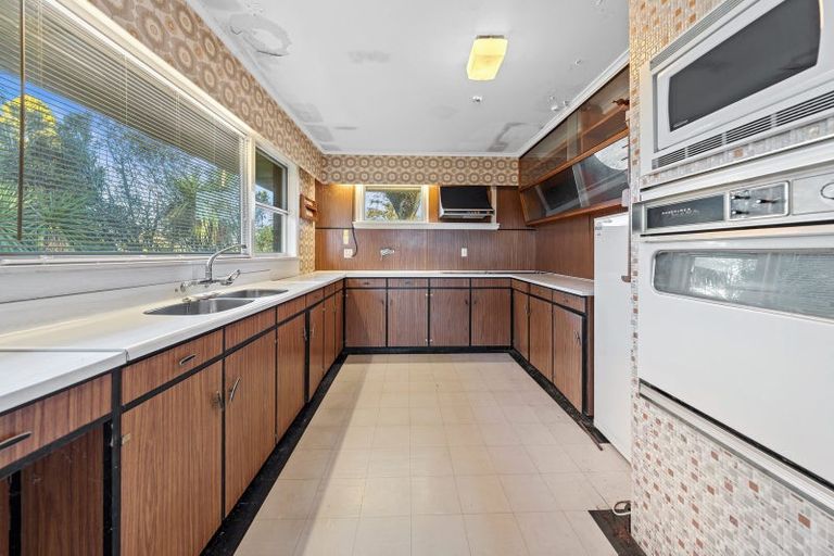 Photo of property in 1090 Scenic Drive North, Swanson, Auckland, 0816