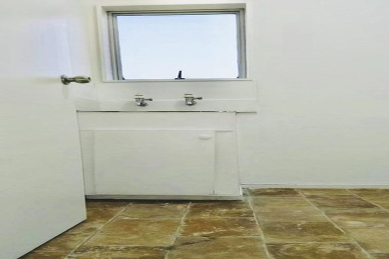 Photo of property in 2/47 Archibald Road, Kelston, Auckland, 0602