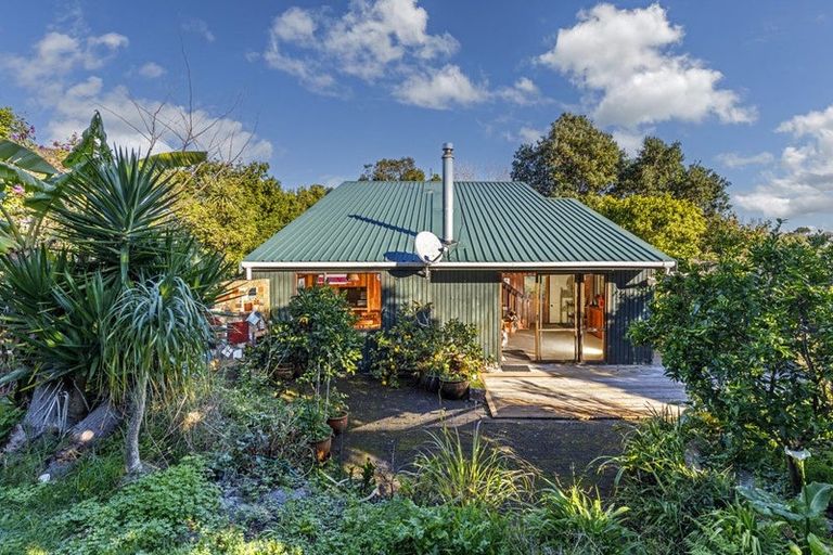 Photo of property in 8 Morlie Place, Torbay, Auckland, 0630