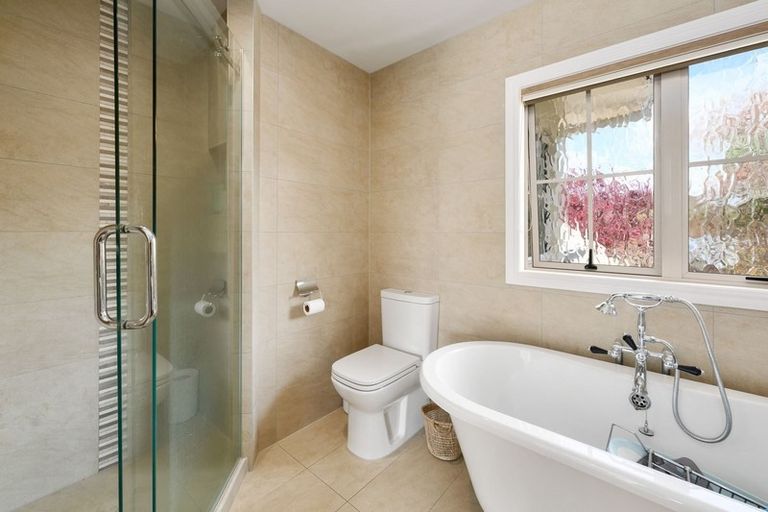 Photo of property in 6 Tupara Crescent, Kawaha Point, Rotorua, 3010