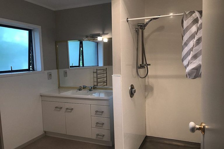 Photo of property in 2/4 Penning Road, Castor Bay, Auckland, 0620