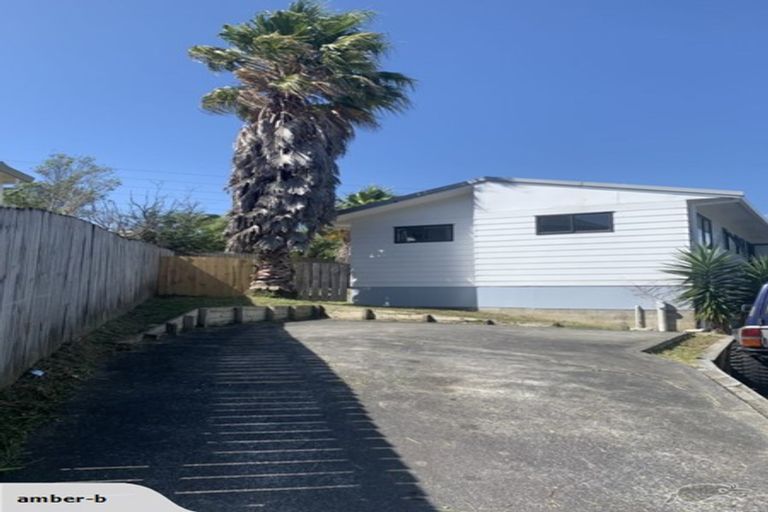 Photo of property in 18 Loughanure Place, Massey, Auckland, 0614