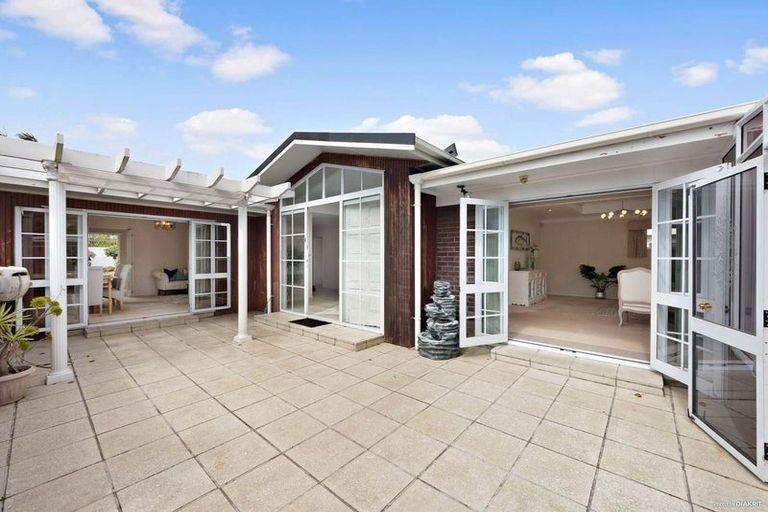 Photo of property in 1 Holly Way, Sunnyhills, Auckland, 2010