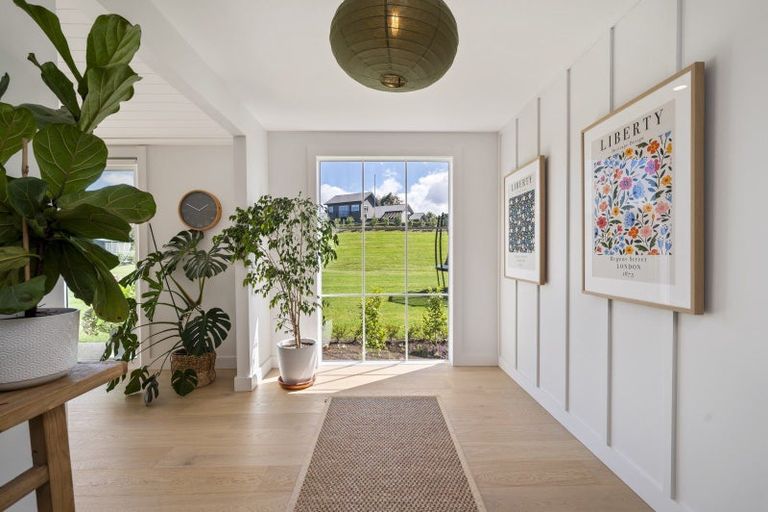 Photo of property in 5 Lens Way, Acacia Bay, Taupo, 3385