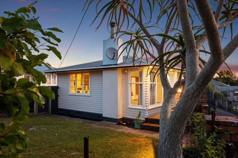 Photo of property in 46 Strid Road, Te Atatu South, Auckland, 0610