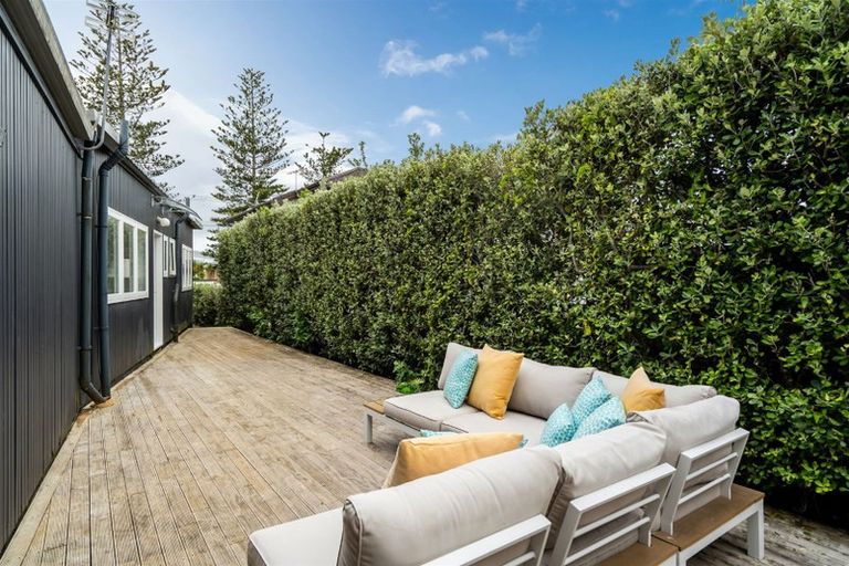 Photo of property in 2/16 Rangitoto Terrace, Milford, Auckland, 0620