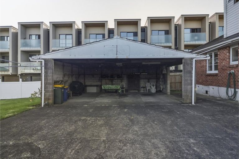 Photo of property in 2 Toru Street, Te Atatu Peninsula, Auckland, 0610
