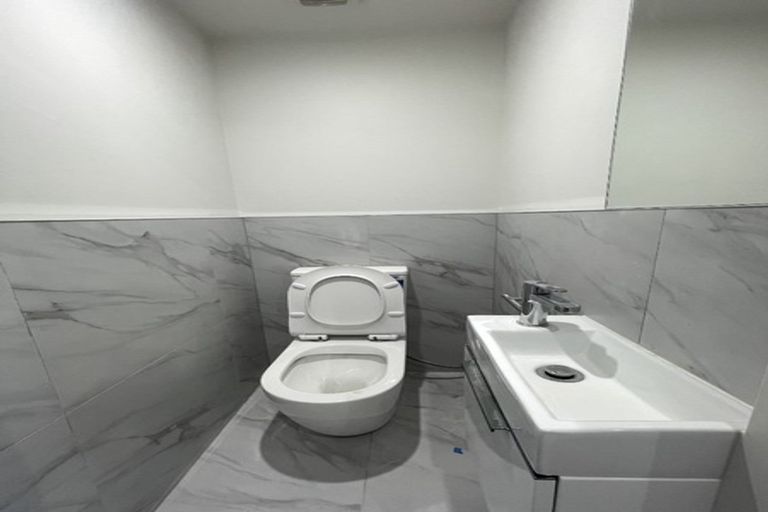 Photo of property in 5/10 Vinifera Place, Fairview Heights, Auckland, 0632