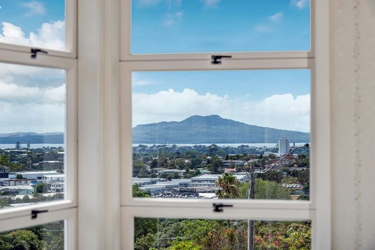 Photo of property in 17 Chivalry Road, Glenfield, Auckland, 0629