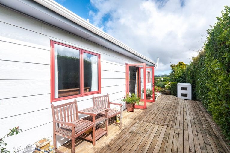 Photo of property in 15 Ruskin Road, Newlands, Wellington, 6037