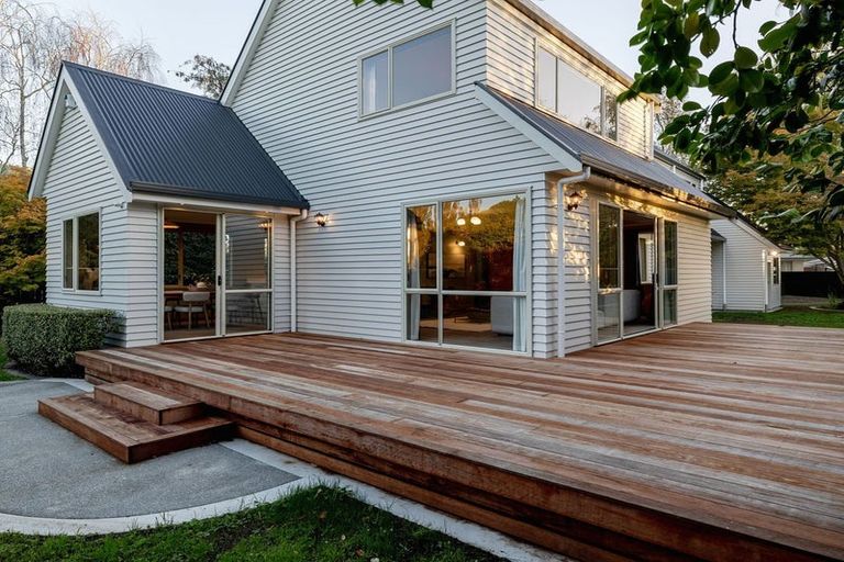 Photo of property in 19 Ruamahanga Crescent, Terrace End, Palmerston North, 4410