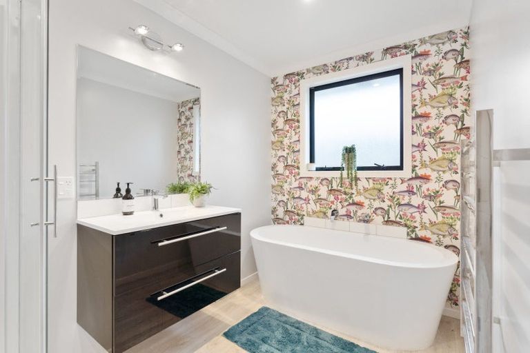 Photo of property in 1 Seagrass Place, Otaki Beach, Otaki, 5512