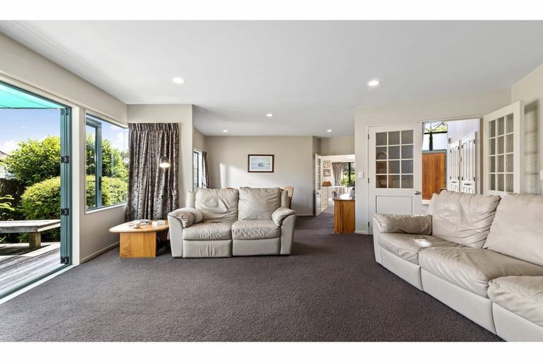 Photo of property in 127a Browns Bay Road, Browns Bay, Auckland, 0630