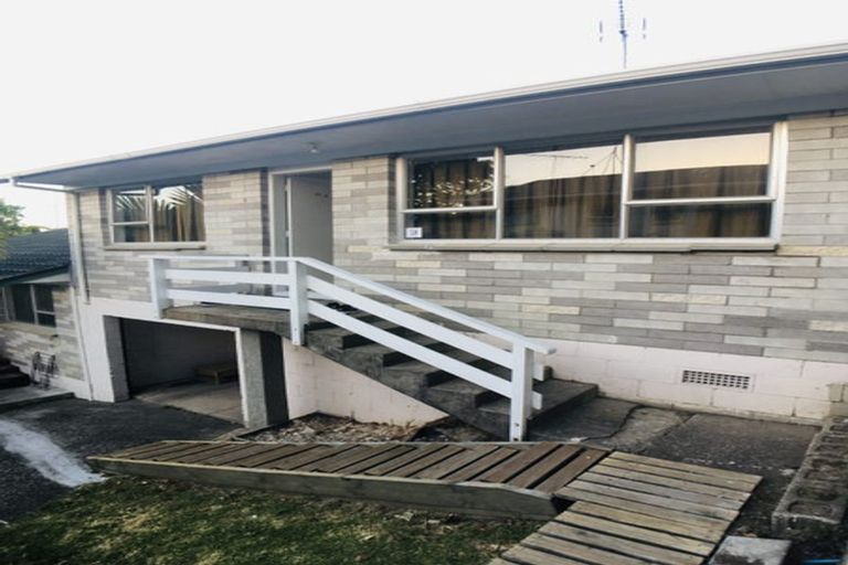 Photo of property in 1/17 Ayton Drive, Totara Vale, Auckland, 0629