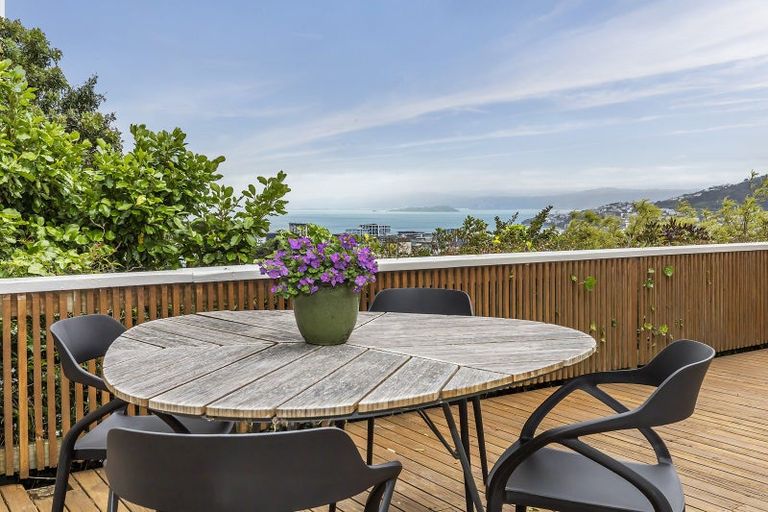 Photo of property in 8 Durham Crescent, Aro Valley, Wellington, 6021