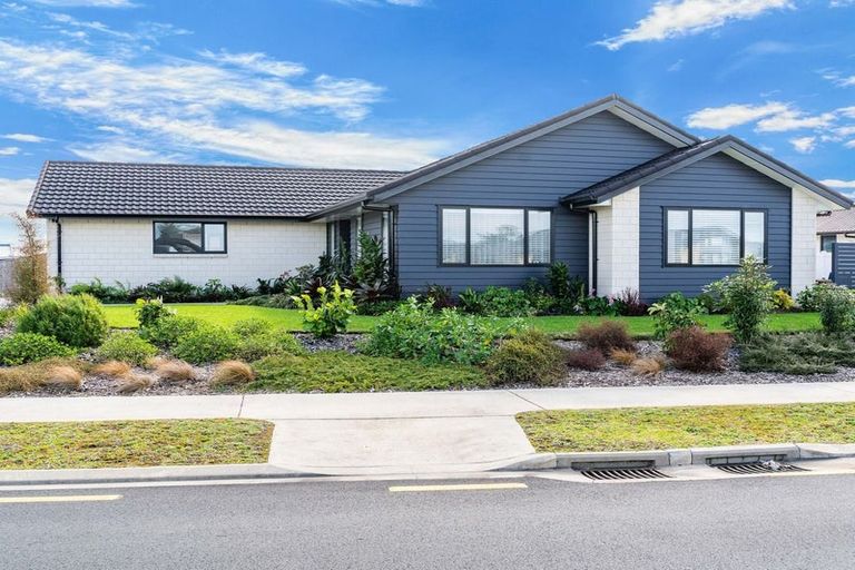 Photo of property in 98 Kaurinui Crescent, One Tree Point, 0118