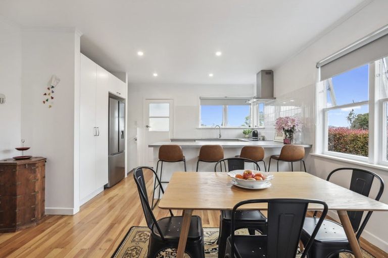 Photo of property in 4 Maunder Place, New Lynn, Auckland, 0600