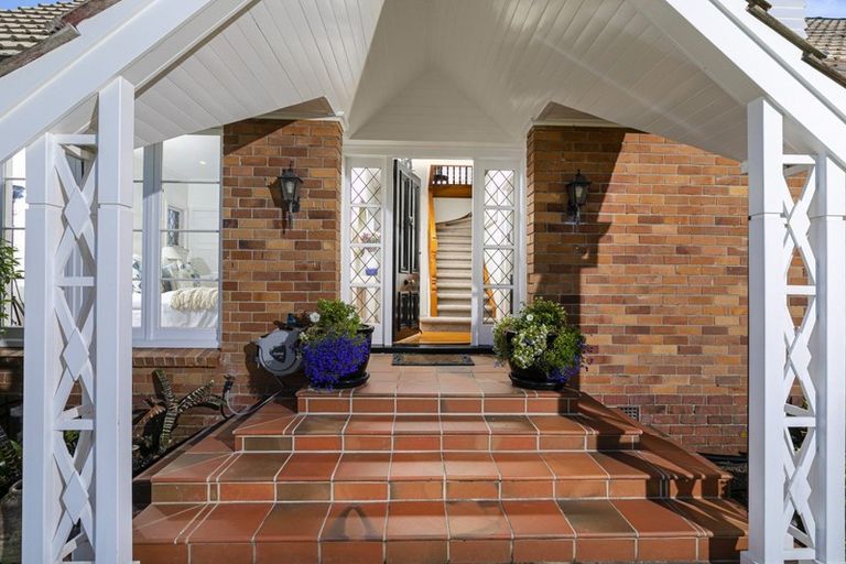 Photo of property in 8 Frieston Road, Milford, Auckland, 0620