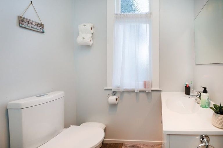 Photo of property in 8 Burns Avenue, Takaro, Palmerston North, 4412