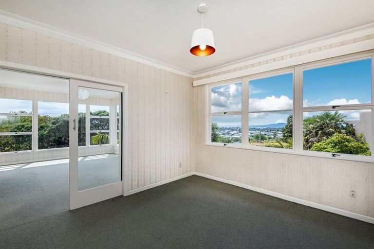 Photo of property in 17 Chivalry Road, Glenfield, Auckland, 0629