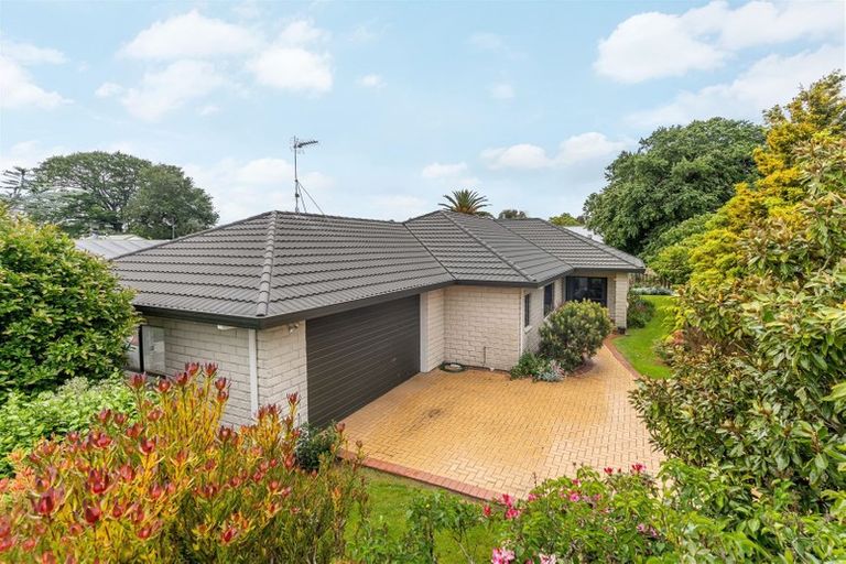 Photo of property in 1 Oak View Place, Greytown, 5712