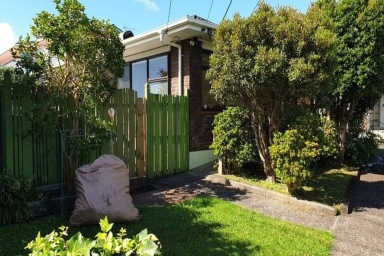 Photo of property in 1/123 Chivalry Road, Glenfield, Auckland, 0629