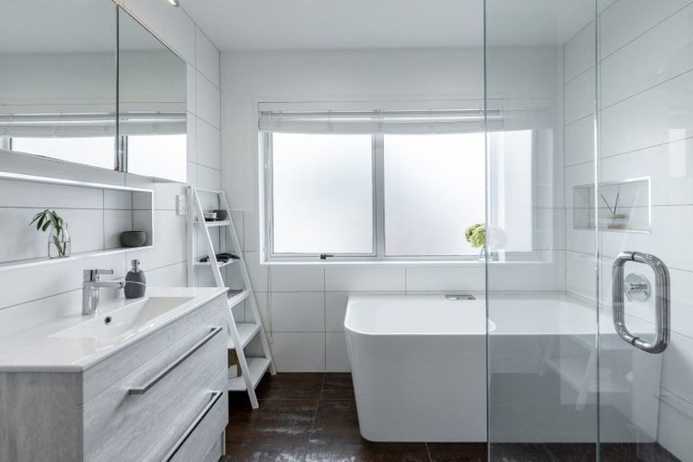 Photo of property in 60 Le Quesne Road, Bay View, Napier, 4104