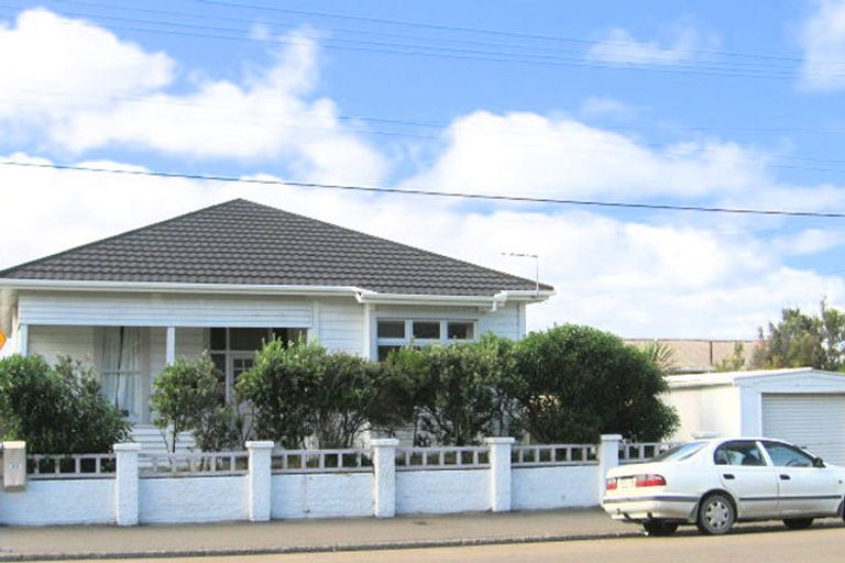 Photo of property in 215 Onepu Road, Lyall Bay, Wellington, 6022