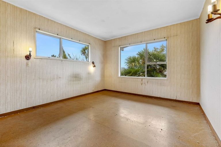 Photo of property in 16 Springside Place, New Lynn, Auckland, 0600