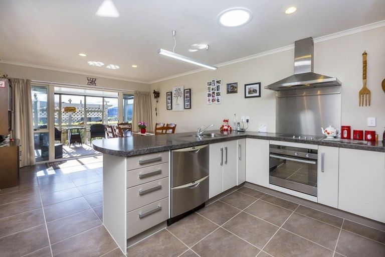 Photo of property in 48 King Charles Drive, Kingsley Heights, Upper Hutt, 5018