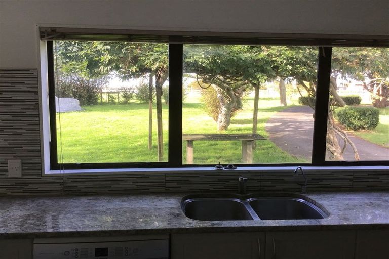 Photo of property in 466 Taupaki Road, Kumeu, 0892