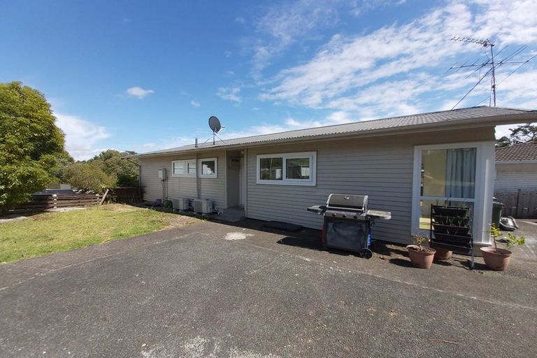 Photo of property in 11 Emirau Place, Glenfield, Auckland, 0629