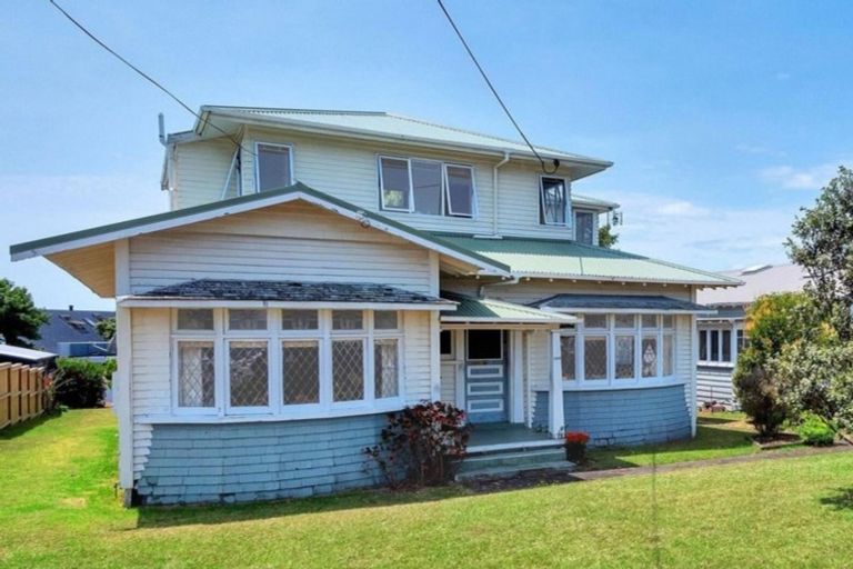 Photo of property in 103 Queen Street, Northcote Point, Auckland, 0627