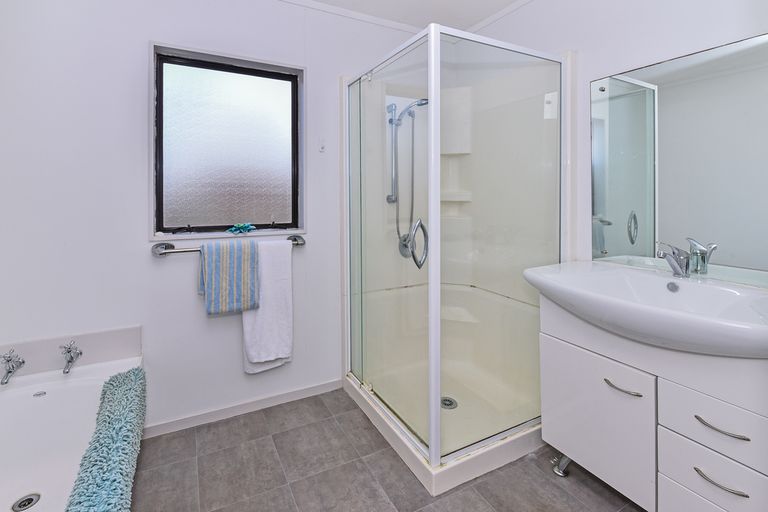 Photo of property in 8 Hadley Wood Drive, Wattle Downs, Auckland, 2103