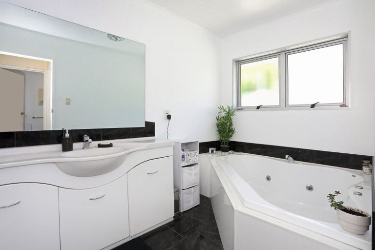 Photo of property in 16 Dalzien Place, Feilding, 4702