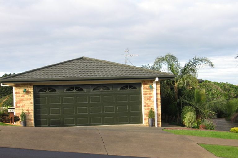 Photo of property in 57 Ribbonwood Crescent, Goodwood Heights, Auckland, 2105