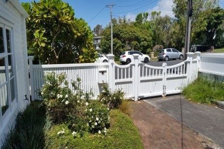 Photo of property in 40 Belle Vue Avenue, Northcote Point, Auckland, 0627
