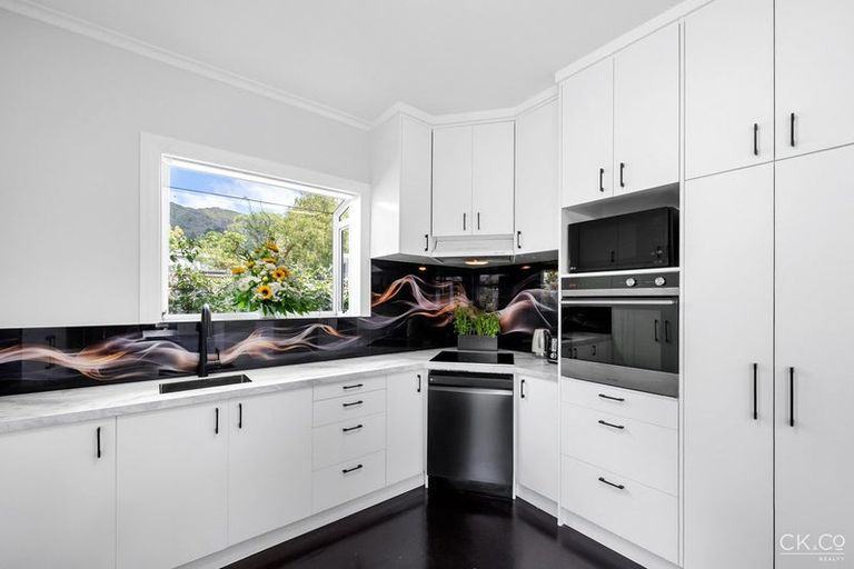 Photo of property in 465 Stokes Valley Road, Stokes Valley, Lower Hutt, 5019