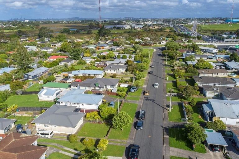 Photo of property in 18 Huruhuru Road, Massey, Auckland, 0614