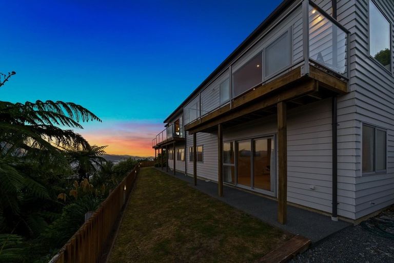 Photo of property in 34 Arahiwi Grove, Tirohanga, Lower Hutt, 5010