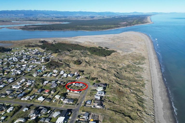 Photo of property in 37 Marine Parade South, Foxton Beach, Foxton, 4815